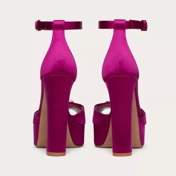 Authentic Valentino Garavani Satin Platform Pumps - Picture 4 of 10